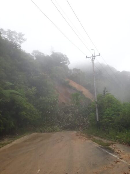 Jalan Provinsi Di Agam Tertutup Longsor Pengendara Disarankan Cari