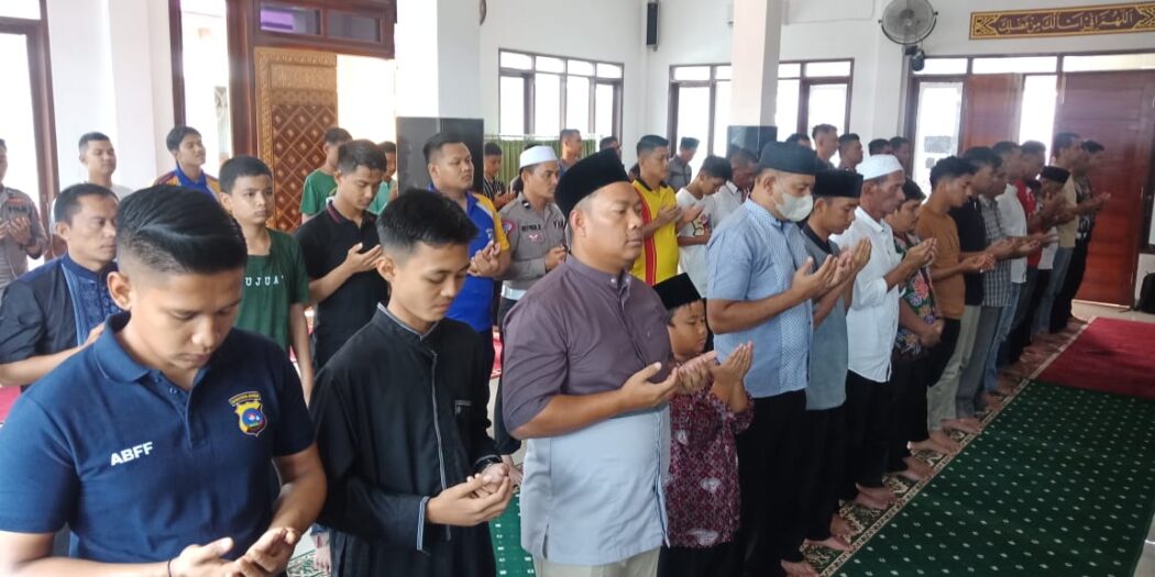 Doakan Korban Gempa Cianjur Masyarakat Dan Polisi Di Agam Gelar Salat