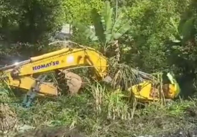 Video Detik Detik Truk Pengangkut Ekskavator Terjun Ke Jurang Di Solok