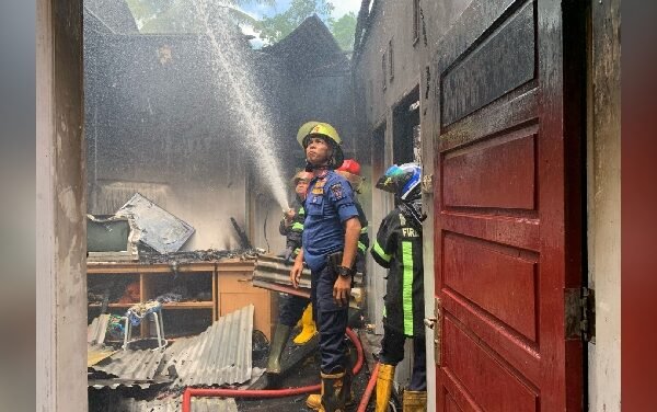 Dua Rumah Terbakar Di Padang Sepeda Motor Ikut Ludes Sumbarkita Id