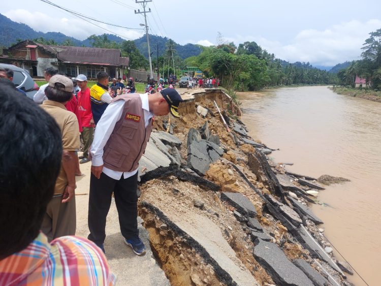 Jalan Lintas Sumbar Bengkulu Sudah Bisa Dilewati Pasca Terputus Akibat