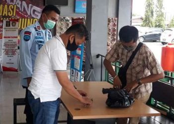 Petugas Rumah Tahanan (Rutan) Klas II B Anak Air Padang menemukan sabu dalam sebuah kotak rokok, Kamis (22/4/2021) Foto: istimewa