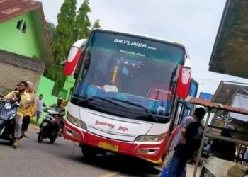 Bus Gumarang Jaya menabrak Lima siswa SD di Jalan Lintas Sumatra di Jorong Baringin, Nagari Pitalah, Kecamatan Batipuh, Kabupaten Tanah Datar, Kamis (15/4/2021). 