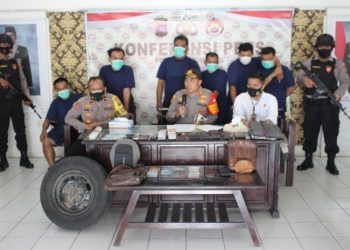 Para pelaku pencuri spesialis gembos ban pecah kaca mobil saat dihadirkan dalam konpers di Mapolres Sijunjung, Senin (5/4/2021)