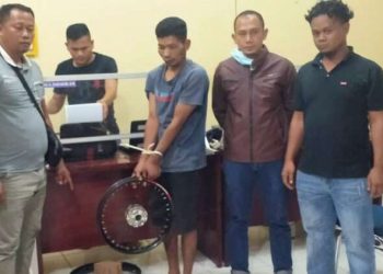 Tersangka dan barang bukti saat diamankan di Mapolres Pasaman Barat (Istimewa)