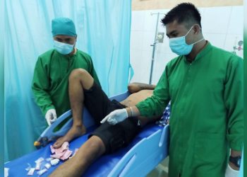 Tersangka saat mendapat perawatan di RSUD Adnan WD Payakumbuh, dan barang bukti yang ditemukan dalam saku celananya (Dokumen Polres Limapuluh Kota)