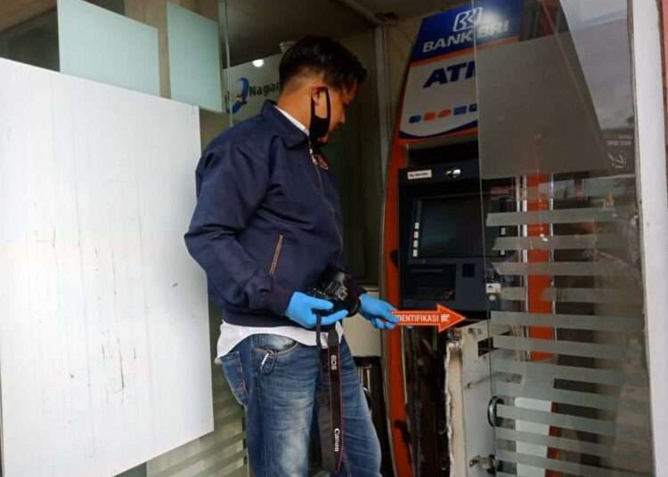 Polisi olah TKP di ATM BRIdi  Banuhampu (Dok. Polres Bukittinggi)