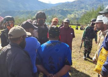 Proses evakuasi pelajar yang ditembak KKB Papua (Foto: detikcom)