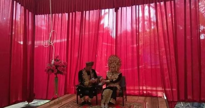 Pengantin di Sungai Pua Agam gelar resepsi tanpa pelaminan (Ist)