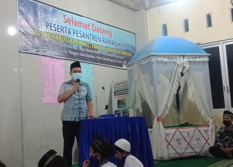 Sekretaris DPRD Padang Hendrizal saat menutup Pesantren Ramadan Kota Padang 2021 di Masjid Babussalam Kelurahan Tanah Sirah Piai Nan XX, Kota Padang, Kamis (6/5/2021) malam.