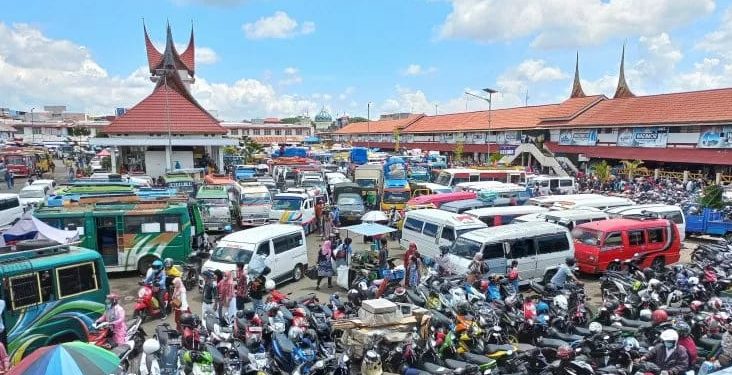 Terminal Simpang Aur Bukittinggi terpantau padat, Sabtu (8/5/2021)