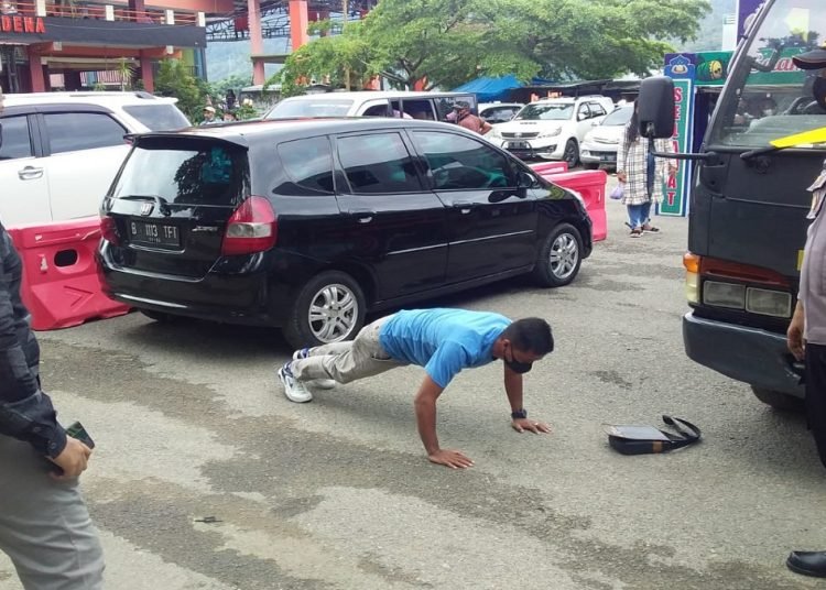 Pengunjung pantai Carocok Painan dihukum push up gegara melanggar protokol kesehatan