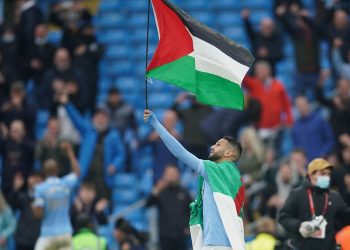 Riyad Mahrez Rayakan Juara Liga Inggris dengan Bendera Palestina (Getty Images/Pool)