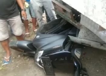 Dua sepeda motor masuk ke kolong truk usai terlibat tabrakan di jalan By Pass KM 7 Pauh Padang, Rabu ( 30/6/2021)