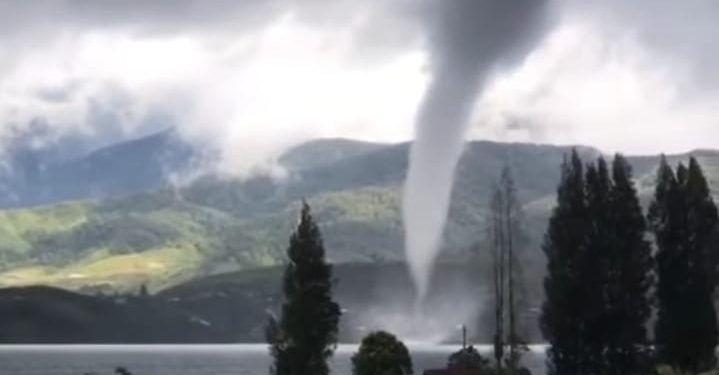 Penampakan waterspout di Danau Diateh Alahan Panjang, Minggu (27/6/2021)