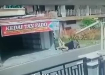 Tangkapan layar CCTV, korban tengah bergumul dengan pelaku pencurian (Ist)