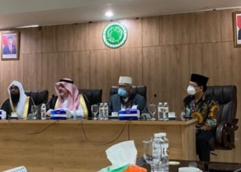 Duta Besar Kerajaan Arab Saudi untuk Indonesia Syekh Essam bin Abed Al-Thaqafi bersama rombongan berkunjung ke Kantor Majelis Ulama Indonesia, Selasa (8/6/2021). Foto: Dok. MUI