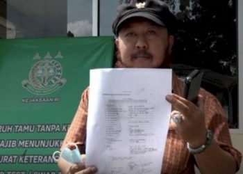 Direktrur Eksekutif Studi Demokrasi Rakyat, Hari Purwanto saat melaporkan ICW ke Kejagung. (Foto: RMOLJakarta)