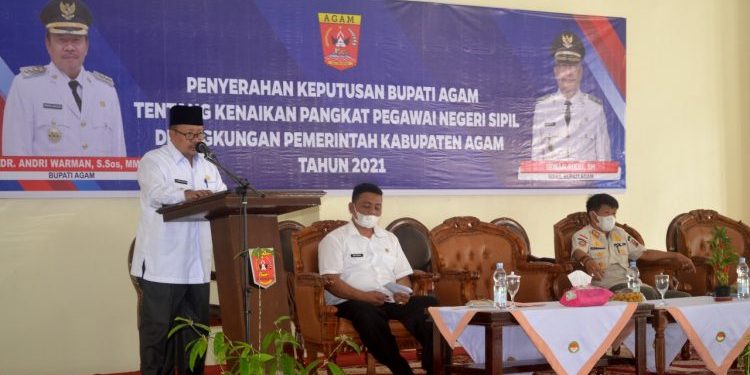 Bupati Agam, Andri Warman saat memberikan sambutan pada acara penyerahan SK kenaikan pangkat PNS Pemkab Agam, Rabu (2/6/2021)