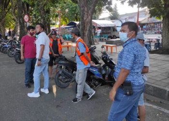 Polisi merazia juru parkir liar di GOR Agus Salim (Dok. Polsek Padang Barat)