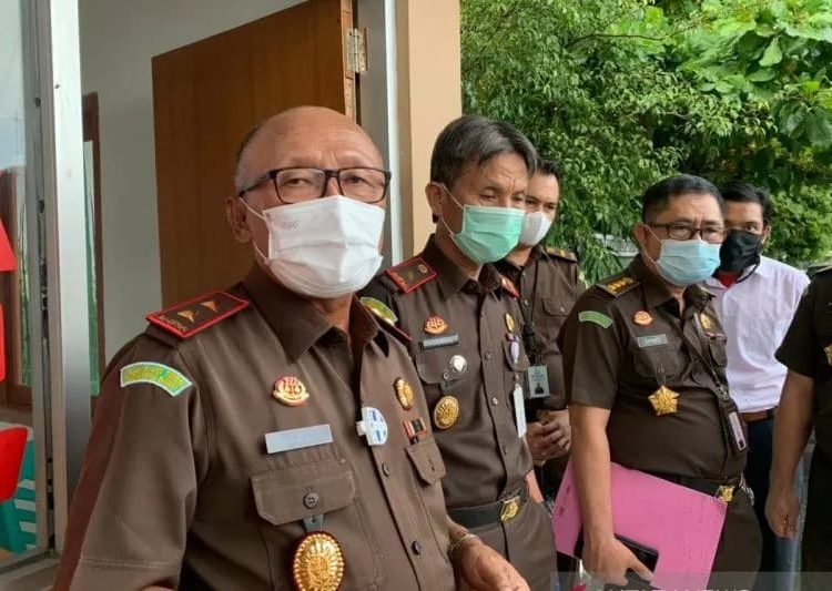 Kepala Kejaksaan Tinggi Sumatera Barat, Anwarudin Sulistiyono saat menggelar jumpa pers, Senin (28/6/2021).
