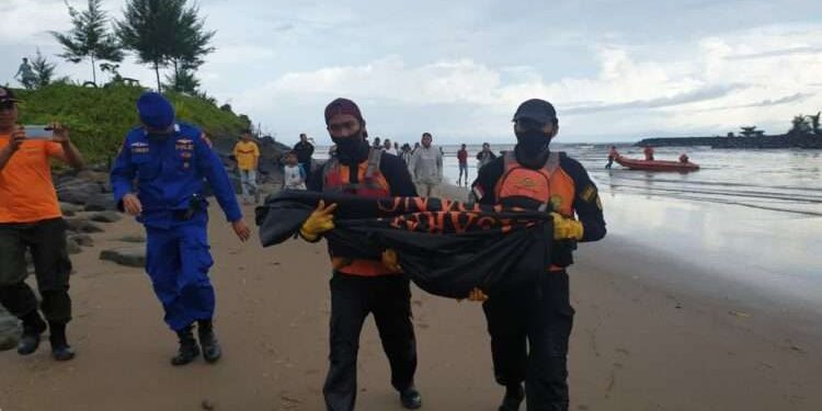 Bocah terseret ombak di Bungo Pasang Padang ditemukan meniinggal (Foto: Basarnas Padang)