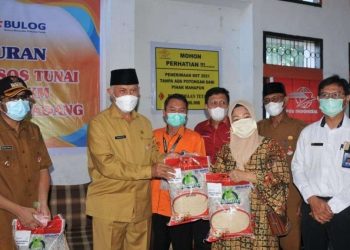 Gubernur Sumbar Mahyeldi dan Wali Kota Padang Hendri Septa menghadiri penyerahan bantuan Kemensos di Kantor Pos Padang, Selasa (27/7/2021).