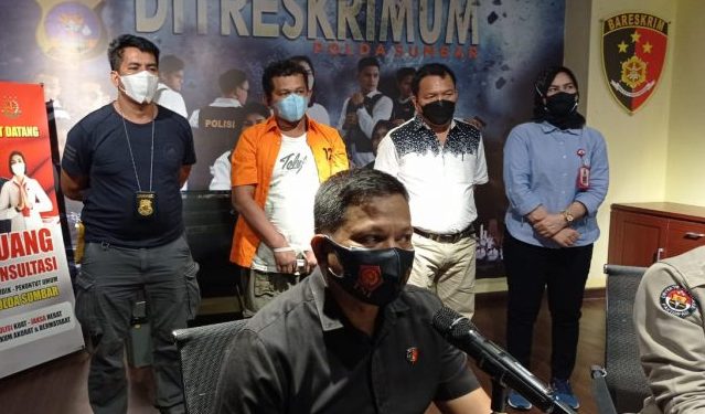 Izet, tersangka pemalakan terhadap sopir truk saat jumpa pers di Mapolda Sumbar, kamis (15/7/2021)