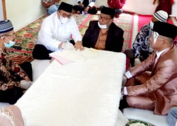 Darlin WM melangsungkan akad nikah dengan Yuli, disaksikan Bupati Pasaman, Benny Utama, di Musholla Al-ikhlas Daliak, Aia Manggih, Lubuk Sikaping, Minggu (25/7/21).