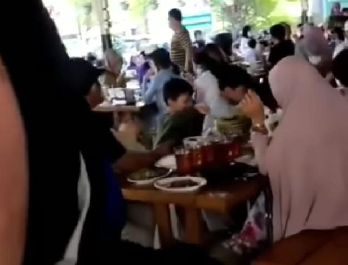 Tangkapan layar video viral yang menyorot protokol kesehatan di Kota Padang (ist)