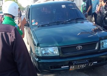 Penemuan sesosok mayat di dalam mobil yang terparkir di jalan Hamka Padang, Sabtu (31/7/2021)