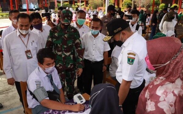 Wakil Gubernur Sumbar Audy Joinaldy meninjau vaksinasi pelajar di SMAN 1 Batang Anai Padang Pariaman (Ist)