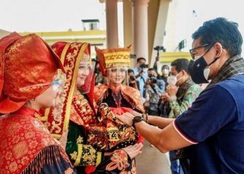 Sandiaga Uno disambut di Bandara Internasional Minangkabau, Jumat (27/8/2021)