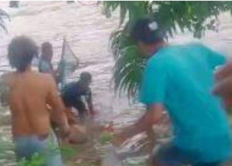 Evakuasi Korban hanyut di Pitameh Tanjung Saba Kota Padang, Senin (23/8/2021)