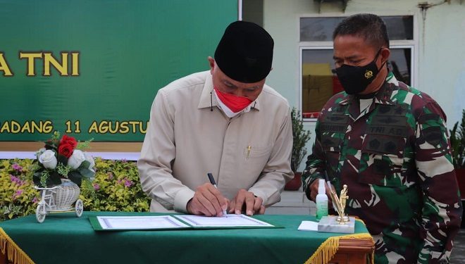 Gubernur Sumbar menerima bantuan 50 unit oksigen konsentrator dari Panglima TNI Marsekal TNI Hadi Tjahjanto