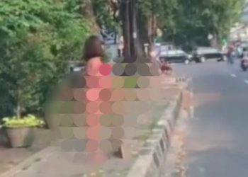 Tangkapan layar video Dinar Candy berbikini di pinggir jalan (ist)