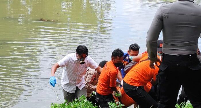 Tim gabungan mengevakuasi mayat yang ditemukan mengambang di Batang Lembang, Tanjung Bingkung Kab. Solok, Jumat (6/8/2021). Foto: Ist