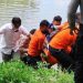 Tim gabungan mengevakuasi mayat yang ditemukan mengambang di Batang Lembang, Tanjung Bingkung Kab. Solok, Jumat (6/8/2021). Foto: Ist