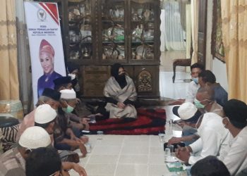 Anggota Komisi II DPR RI, Rezka Oktoberia saat berdialog dengan tokoh masyarakat, ninik mamak dan tokoh pemuda Kenagarian Air Bangis Pasbar, Kamis (5/8/2021)