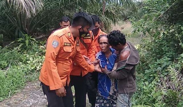 Lansia ditemukan di kebun sawit usai dilaporkan hilang (Dok. SAR Pos Pasaman)