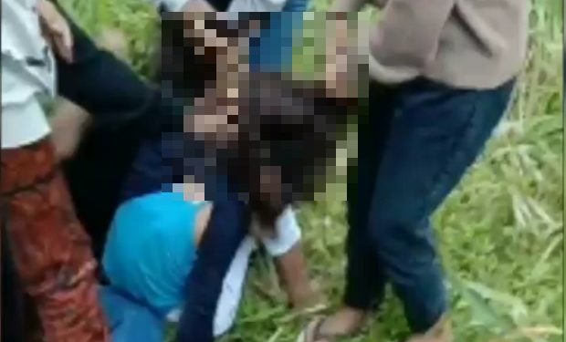 Tangkapan layar video pengeroyokan siswi SMP di Bukittinggi