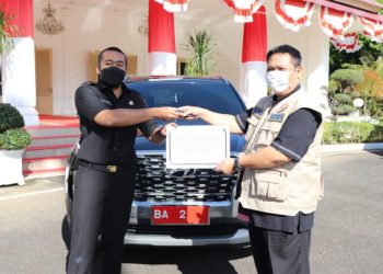 Wakil Gubernur Sumbar Audy Joinaldy menyerahkan mobil dinas barunya kepada Plh BPBD Sumbar Mulyadi. Mobil tersebut akan digunakan untuk penanganan Covid-19.