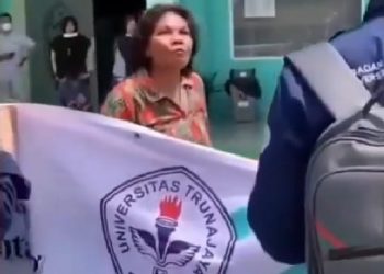 Tangkapan layar video viral dosen bubarkan aksi mahasiswa dengan tongkat (Ist)