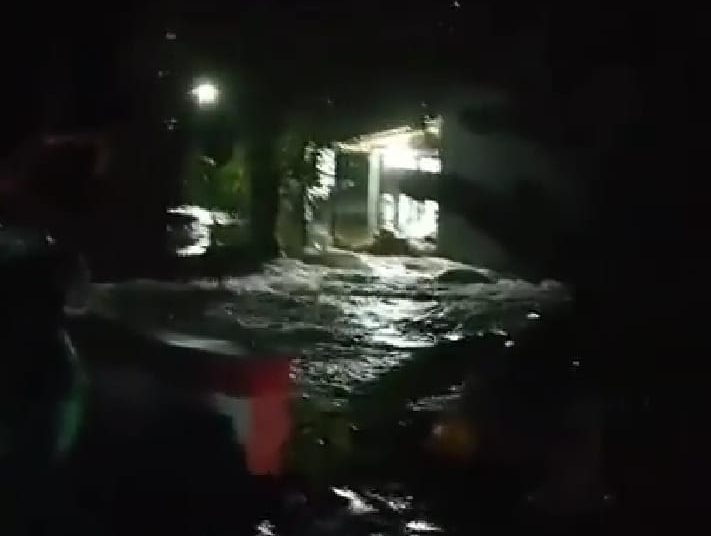 Kondisi banjir di jembatan Bunuik Kinali Pasaman Barat, Minggu (26/9/2021) malam