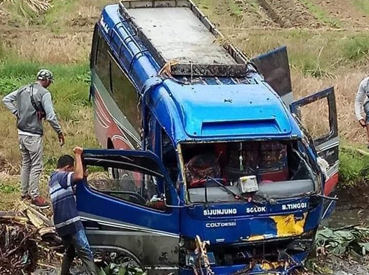 Bus penumpang terjun ke sawah dalam tabrakan beruntun di Jalan Raya Bukittinggi-Padang Panjang, Sabtu (18/9/2021)