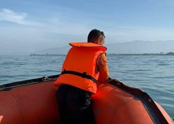 Tim SAR menyusuri perairan pantai Padang, Sabtu (11/9/2021). Foto: BPBD Padang