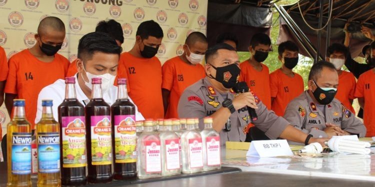 Tersangka dihadirkan saat jumpa pers di Mapolres Sijunjung