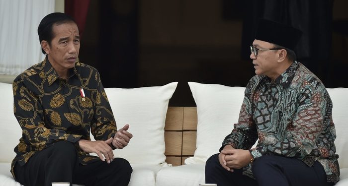 Presiden Joko Widodo berbincang dengan Ketua Umum Partai Amanat Nasional Zulkifli Hasan. Foto: ANTARA