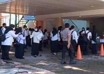 Pemeriksaan barang bawaan peserta saat akan mengikuti ujian SKD CPNS Sumbar, Selasa (21/9/2021)