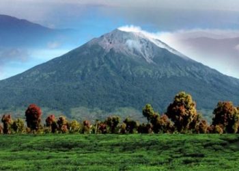 Gunung Kerinci, tempat naik haji yang dipercaya aliran Jamiatul Islamiyah.